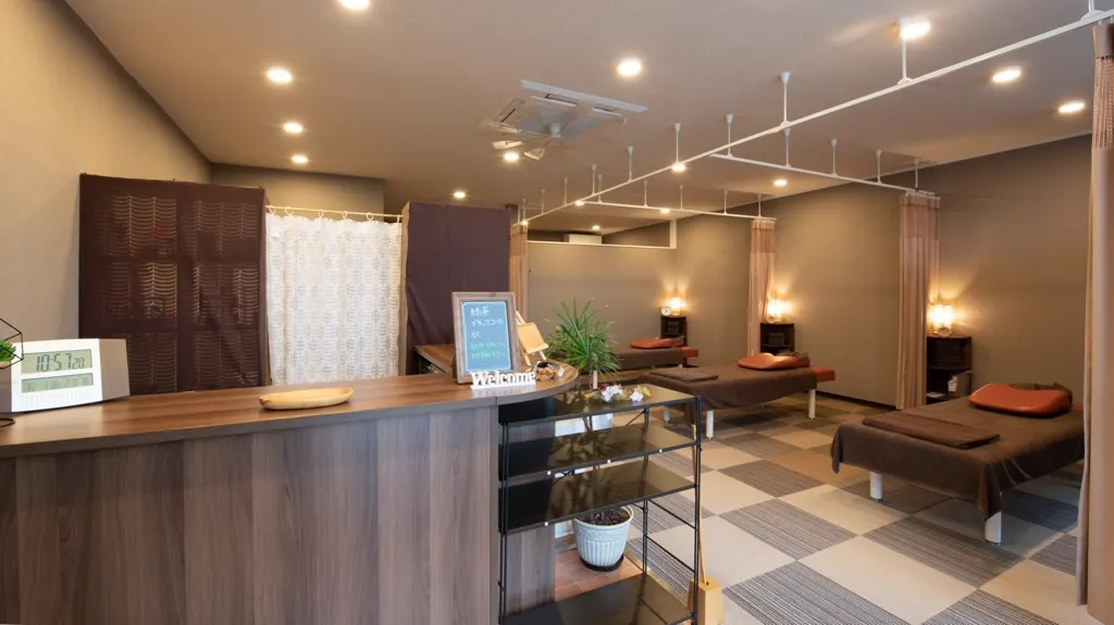あすえる店内（受付と施術スペース）